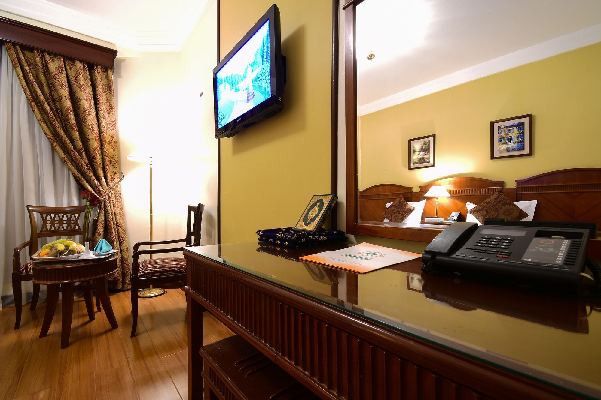 Al Ansar Golden Tulip Hotel Medina Bagian luar foto